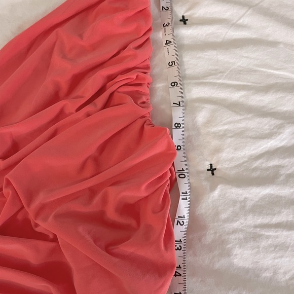 Express size small Coral one-armed crop top with rushed sides. Thick material - Picture 4 of 6